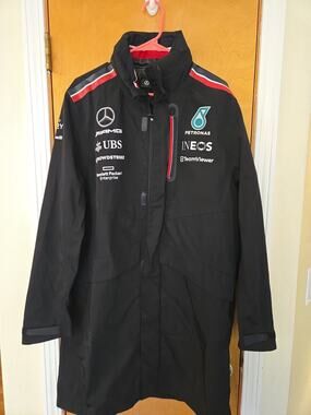 Mercedes AMG Petronas F1 2023 Men's Team Rain Jacket Size Large Excellent